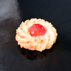 Pasta di mandorle con ciliegia