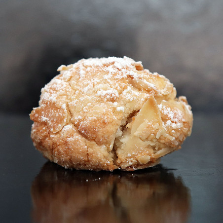 Pasta di mandorle con amarena