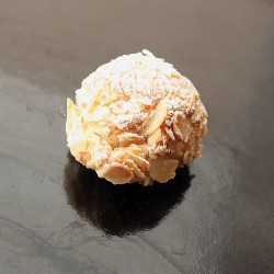 Pasta di mandorle con amarena